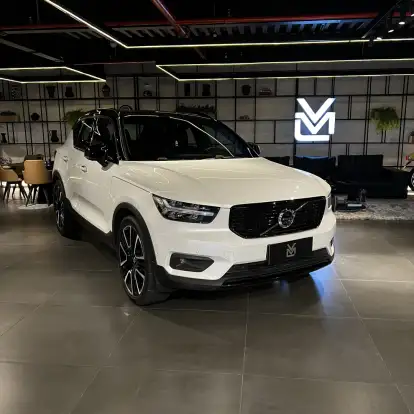 VOLVO-XC40-2019