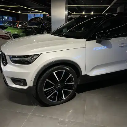 VOLVO-XC40-2019