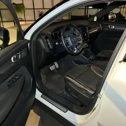 VOLVO-XC40-2019