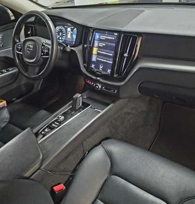 VOLVO-XC60-2020