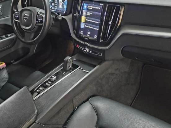 VOLVO-XC60-2.0 T5 GASOLINA MOMENTUM AWD GEARTRONIC VOLVO-XC60-2020