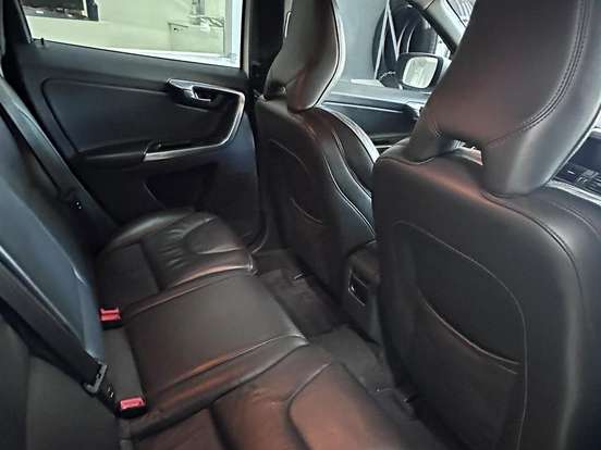 VOLVO-XC60-2.0 T6 R DESIGN TURBO GASOLINA 4P AUTOMÁTICO VOLVO-XC60-2015