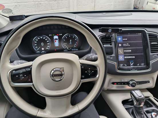 VOLVO-XC90-2015