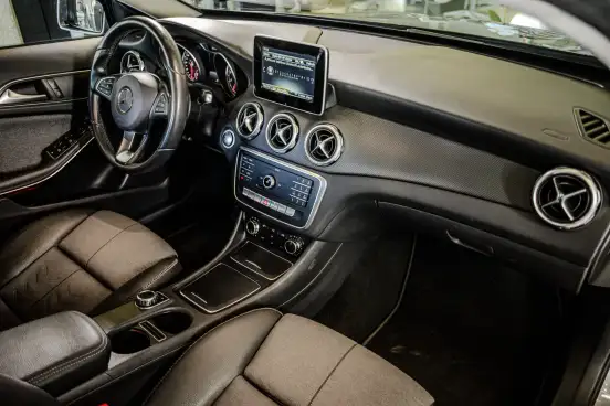 MERCEDES-BENZ-GLA 200-2017
