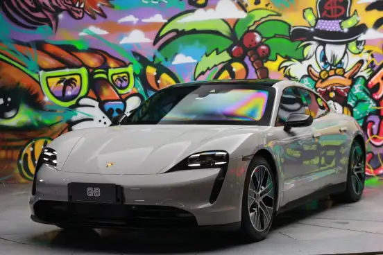 PORSCHE-TAYCAN-2023