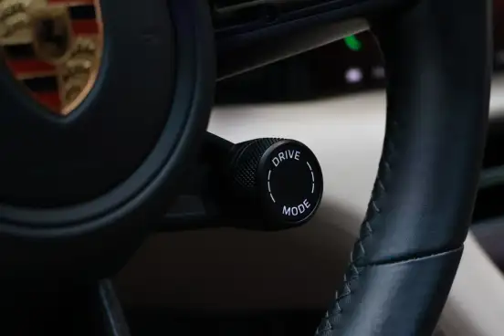 PORSCHE-TAYCAN-2023