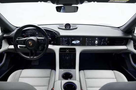 PORSCHE-TAYCAN-2020