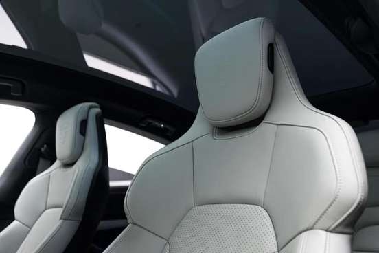 PORSCHE-TAYCAN-2020