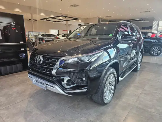 TOYOTA HILUX SW4 2.8 D-4D TURBO DIESEL DIAMOND 7L 4X4 AUTOMÁTICO TOYOTA HILUX SW4 2.8 D-4D TURBO DIESEL DIAMOND 7L 4X4 AUTOMÁTICO