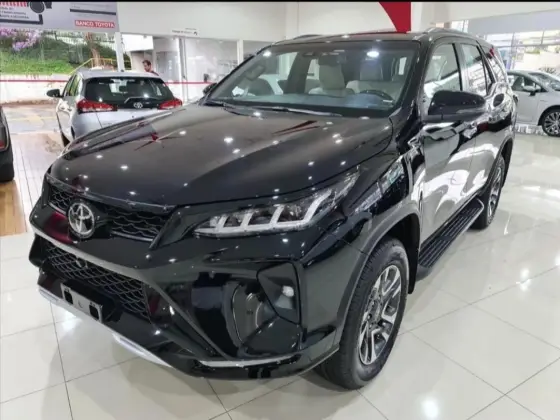 TOYOTA HILUX SW4 2.8 D-4D TURBO DIESEL DIAMOND 7L 4X4 AUTOMÁTICO TOYOTA HILUX SW4 2.8 D-4D TURBO DIESEL DIAMOND 7L 4X4 AUTOMÁTICO