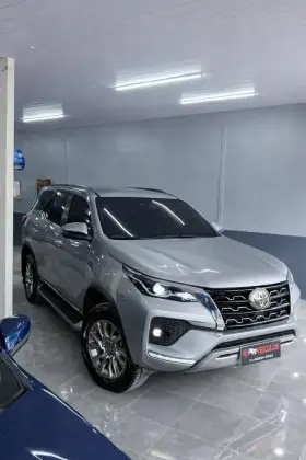 TOYOTA HILUX SW4 2.8 D-4D TURBO DIESEL SRX 4X4 AUTOMÁTICO