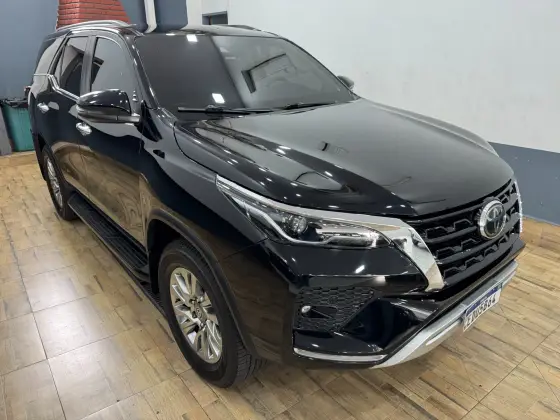 TOYOTA HILUX SW4 2.8 D-4D TURBO DIESEL SRX 7L 4X4 AUTOMÁTICO