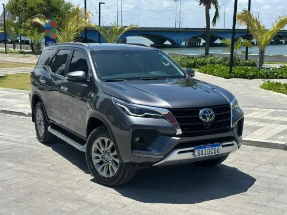 TOYOTA HILUX SW4 2.8 D-4D TURBO DIESEL SRX 7L 4X4 AUTOMÁTICO