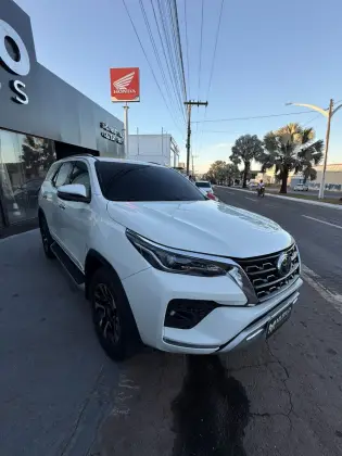 TOYOTA HILUX SW4 2.8 D-4D TURBO DIESEL SRX 7L 4X4 AUTOMÁTICO