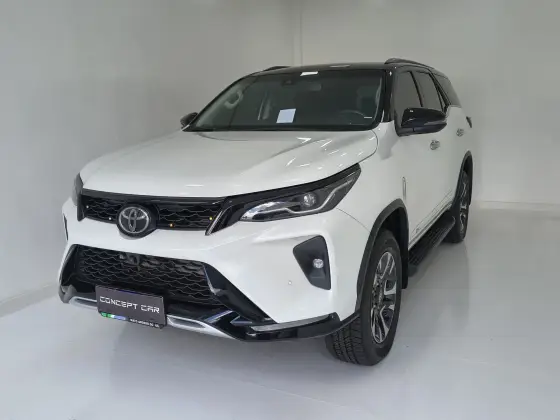 TOYOTA HILUX SW4 2.8 D-4D TURBO DIESEL SRX PLATINUM 7L 4X4 AUTOMÁTICO