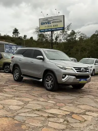 TOYOTA HILUX SW4 2.8 SRX 4X4 7 LUGARES 16V TURBO INTERCOOLER DIESEL 4P AUTOMÁTICO TOYOTA HILUX SW4 2.8 SRX 4X4 7 LUGARES 16V TURBO INTERCOOLER DIESEL 4P AUTOMÁTICO