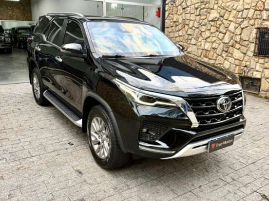 TOYOTA-HILUX SW4-2.8 D-4D TURBO DIESEL SRX 7L 4X4 AUTOMÁTICO TOYOTA-HILUX SW4-2023