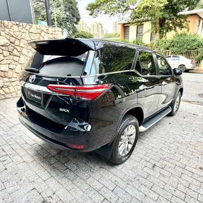TOYOTA-HILUX SW4-2023