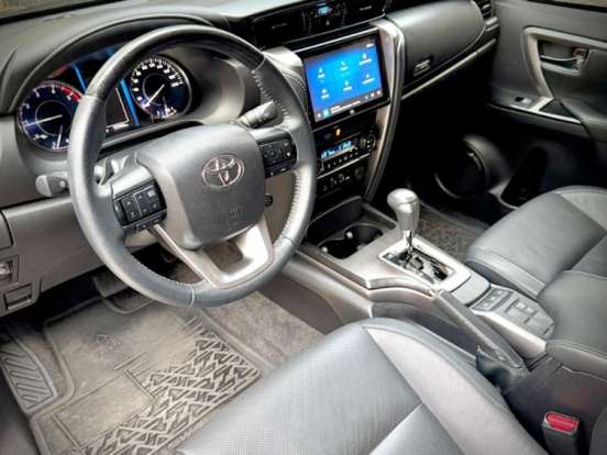 TOYOTA-HILUX SW4-2.8 D-4D TURBO DIESEL SRX 7L 4X4 AUTOMÁTICO TOYOTA-HILUX SW4-2023