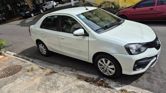 TOYOTA ETIOS 1.5 X PLUS SEDAN 16V FLEX 4P AUTOMÁTICO
