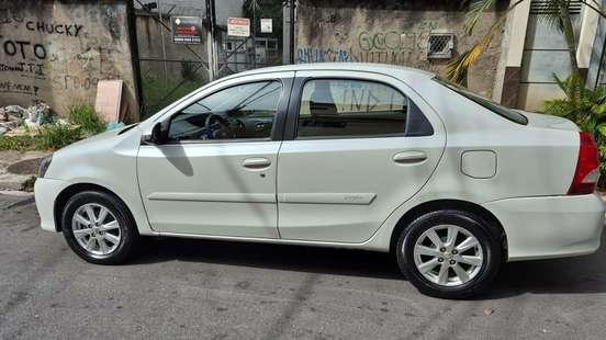 TOYOTA-ETIOS-2019