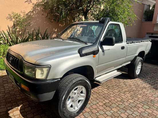 TOYOTA-HILUX-2003