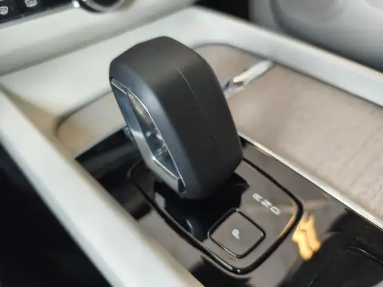 VOLVO-XC60-2023