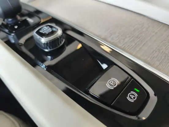 VOLVO-XC60-2023