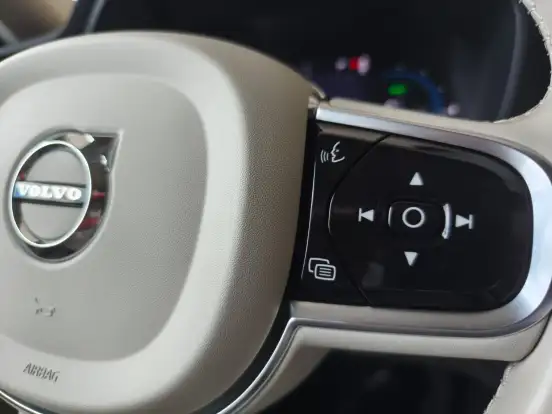 VOLVO-XC60-2023