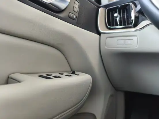 VOLVO-XC60-2023