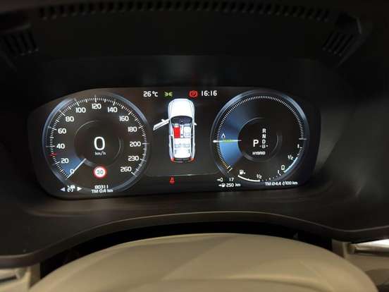 VOLVO-XC60-2020
