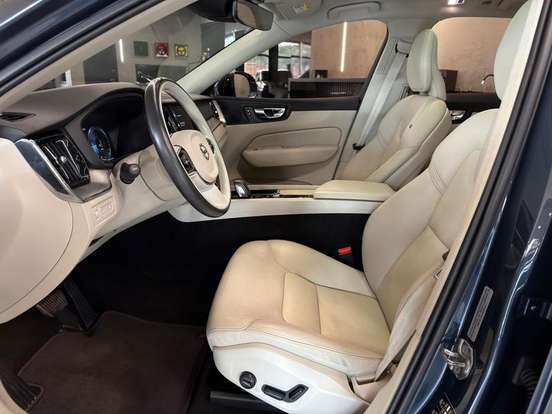 VOLVO-XC60-2020