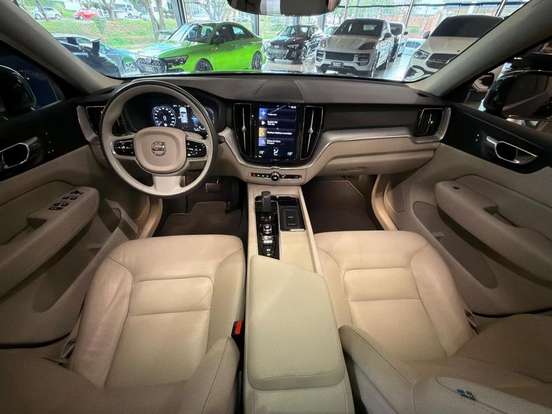 VOLVO-XC60-2020