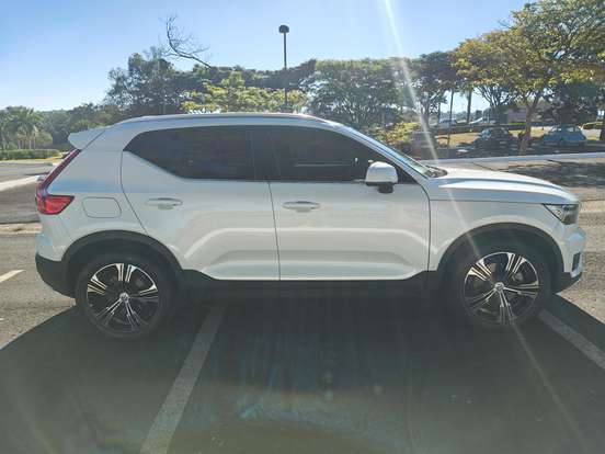 VOLVO-XC40-2020