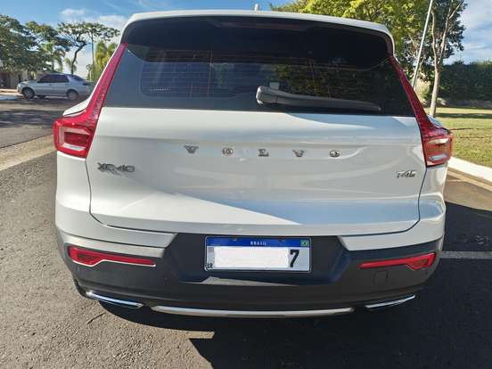 VOLVO-XC40-2020