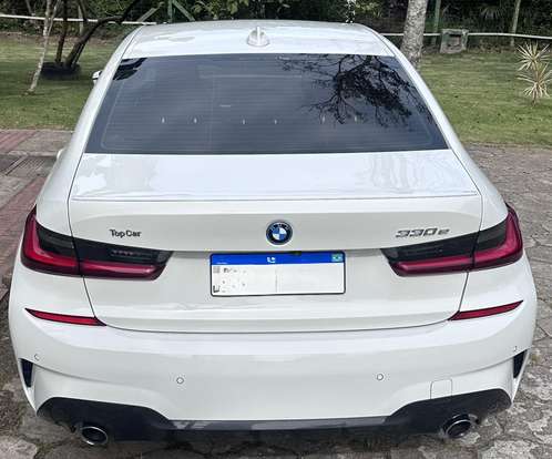 BMW-330e-2022