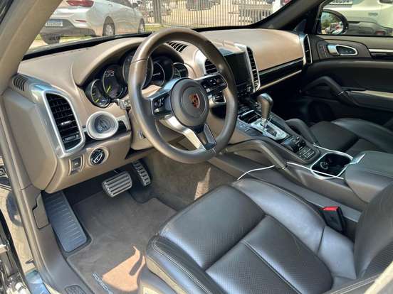 PORSCHE-CAYENNE-2017