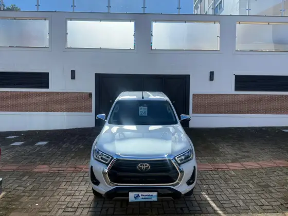 TOYOTA HILUX 2.8 D-4D TURBO DIESEL CD SRX 4X4 AUTOMÁTICO
