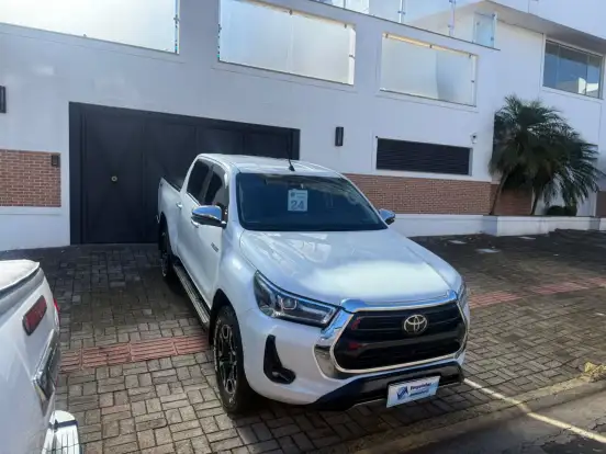 TOYOTA-HILUX-2.8 D-4D TURBO DIESEL CD SRX 4X4 AUTOMÁTICO TOYOTA-HILUX-2023