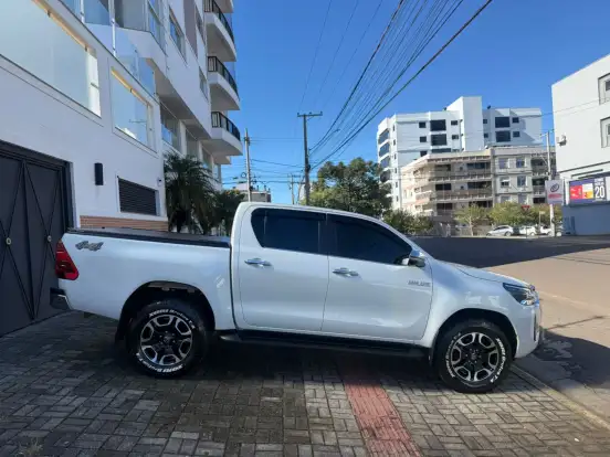 TOYOTA-HILUX-2023