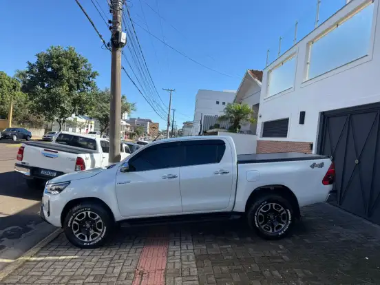 TOYOTA-HILUX-2023