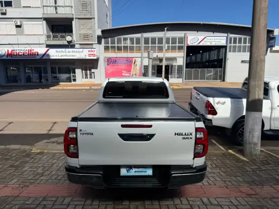 TOYOTA-HILUX-2023
