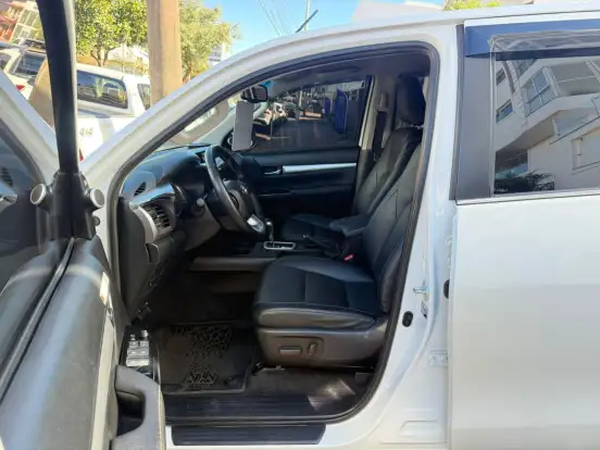 TOYOTA-HILUX-2023