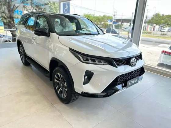 TOYOTA HILUX SW4 2.8 D-4D TURBO DIESEL DIAMOND 7L 4X4 AUTOMÁTICO