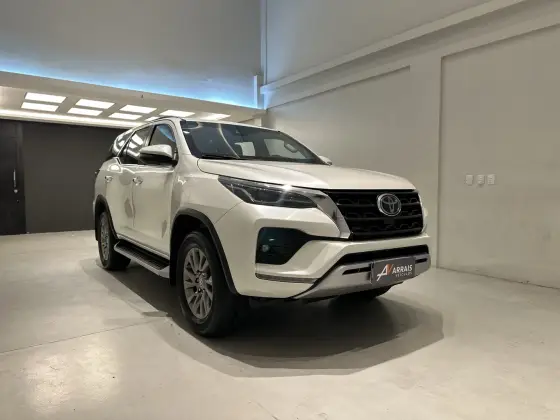 TOYOTA HILUX SW4 2.8 D-4D TURBO DIESEL SRX 4X4 AUTOMÁTICO