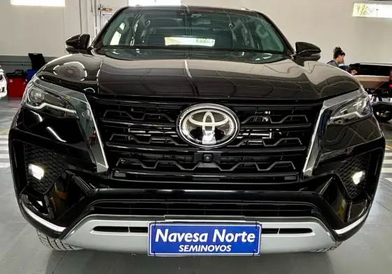 TOYOTA HILUX SW4 2.8 D-4D TURBO DIESEL SRX 7L 4X4 AUTOMÁTICO