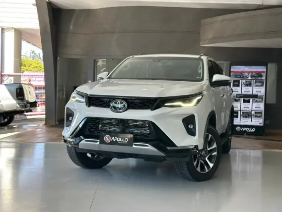 TOYOTA HILUX SW4 2.8 D-4D TURBO DIESEL SRX PLATINUM 7L 4X4 AUTOMÁTICO