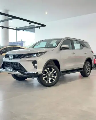 TOYOTA HILUX SW4 2.8 D-4D TURBO DIESEL SRX PLATINUM 7L 4X4 AUTOMÁTICO