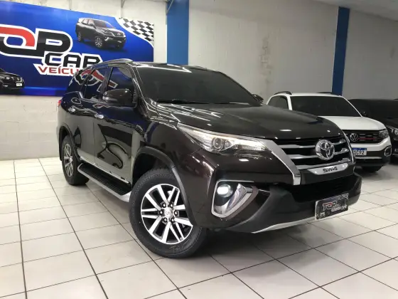 TOYOTA HILUX SW4 2.8 SRX 4X4 7 LUGARES 16V TURBO INTERCOOLER DIESEL 4P AUTOMÁTICO