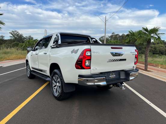 TOYOTA-HILUX-2021